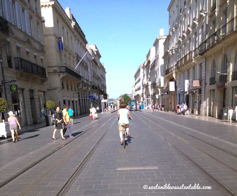 Carrer amb bicicletes i transport públic. Mobilitat urbana sostenible.