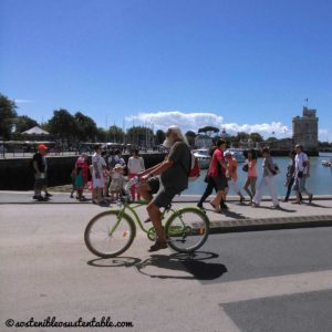 Home en bicicleta compartida multiusuari per ús temporal