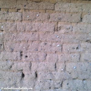 Mur de tova amb materials de construcció sostenibles