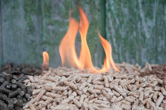Biomasa de pellets quemando