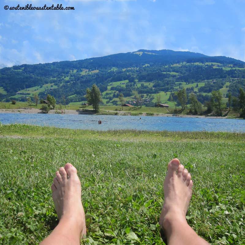 Gente bañandose en un lago es ecoturismo