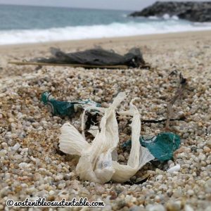 Plástico en la playa es contaminación ambiental